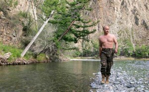 Путин-стоит-с-голой-грудью-300x187