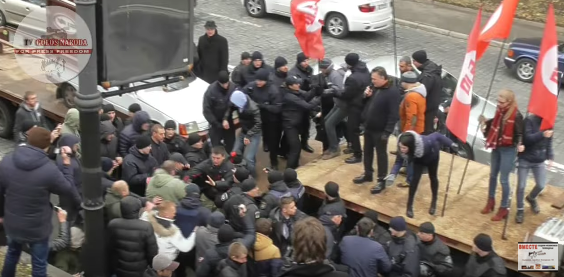 Полиция и бандиты избили митингующих возле офиса ЕС в Украине Киев